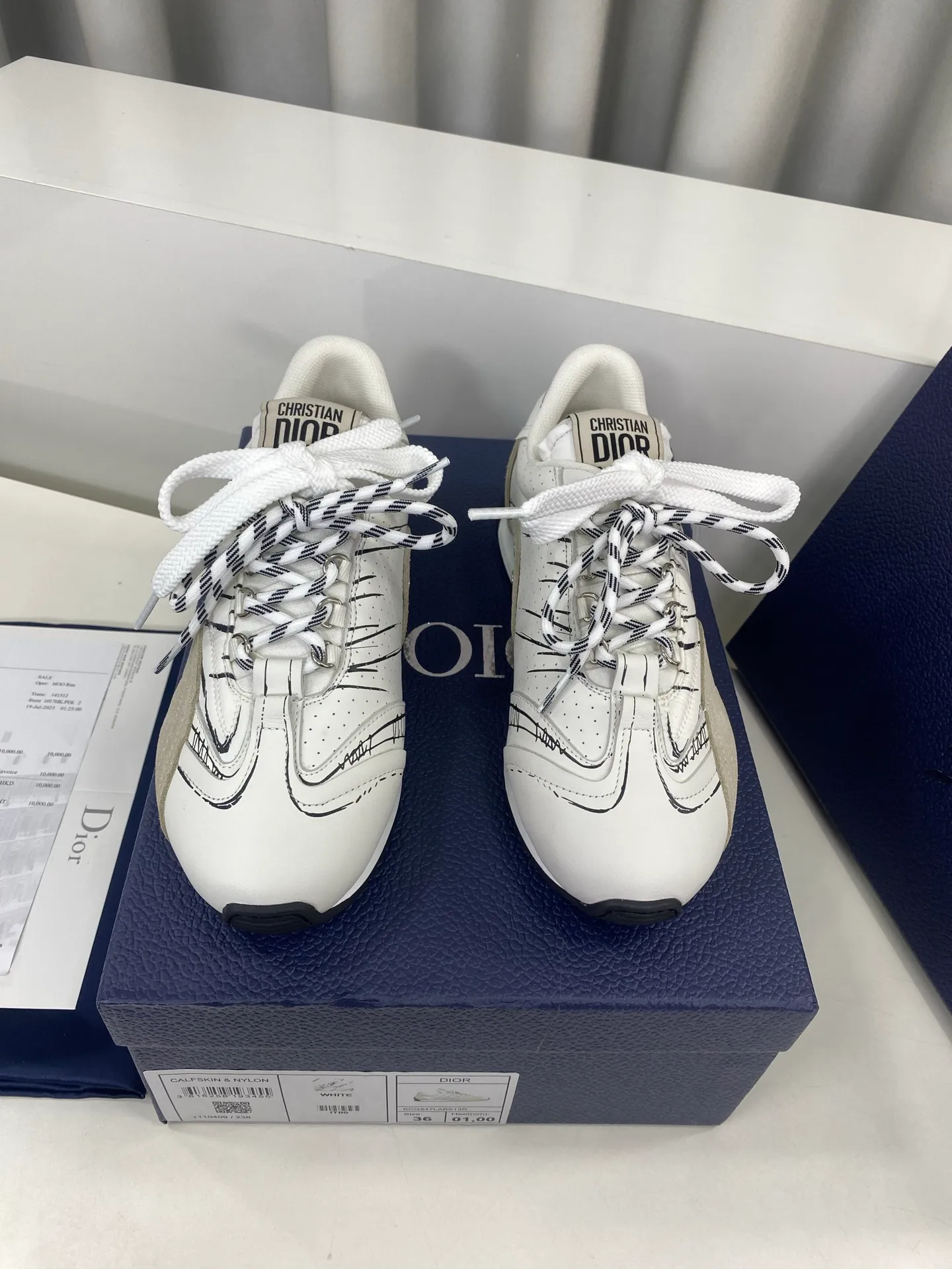 👟👟Ex-factory price 560👟👟 Men's size +10 Dior Dior D-Sketch series graffiti moral shoes casual sports shoes ☑️ D-Sketch sports shoes made a wonderful appearance at the Dior 2025 spring and summer ready-to-wear series show, highlighting the classic retro aesthetics. Crafted from white nylon and calf leather, it's finished with a printed logo inspired by the shoe's production stages, with beige suede calf leather panels and double laces. A handwritten Christian Dior Paris signature adorns the sides, while a Christian Dior Paris signature panel and plaque adorn the heel and tongue. Paired with two-color thin rubber soles, they are more refined and can add high-end temperament to various casual looks. Exquisite packaging at the delivery counter🛍📦 ▪️Fabric: Original customized cowhide/graffiti ▪️Inner foot pads: Breathable mesh ▪️Sole: Original molded non-slip rubber outsole ▪️Sole thickness: 2CM ▪️Size: 35-45 (45 for women and 45 for men, customization is not returnable)
